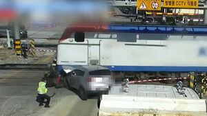 '10초' 생사 갈리는데&hellip;선로 위 신혼 부부 무슨 일 