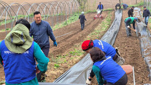 "함께 이겨내요"&hellip;암 투병 부부 농가 위해 팔 걷어붙인 이웃들