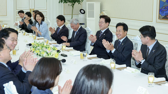 이재명 대통령이 29일 청와대에서 열린 비교섭단체 및 무소속 의원 초청 오찬에서 참석자들과 시작에 앞서 박수치고 있다.