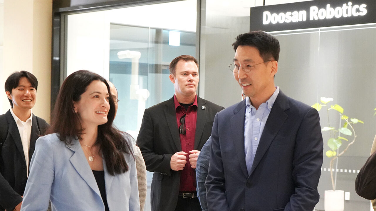 두산로보틱스 방문한 엔비디아 매디슨 황 수석 이사(왼쪽)