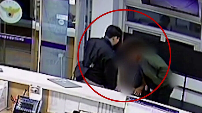 "급해서 여자 화장실로"&hellip;오해라던 남성 양말 벗기자