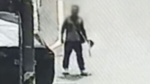 [단독] 학생들 뒤 '기웃'&hellip;"손에 꽉 쥐고" 공포의 10분