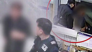 여자 화장실 들락날락&hellip;양말엔 '불법촬영' 휴대전화가