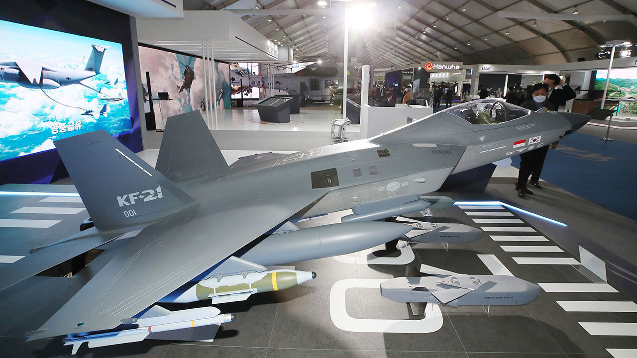 지난 2021년 서울 아덱스의 KAI 부스에 전시된 KF-21과 타우러스 모형