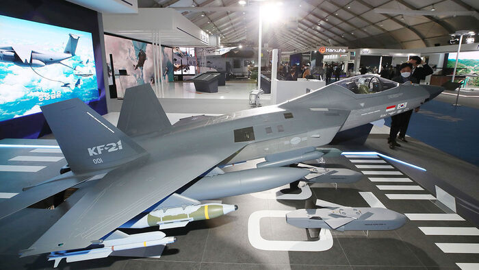 지난 2021년 서울 아덱스의 KAI 부스에 전시된 KF-21과 타우러스 모형