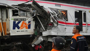 '통근 열차 사고' 100여 명 사상&hellip;"시신 사이서 잠들어" 