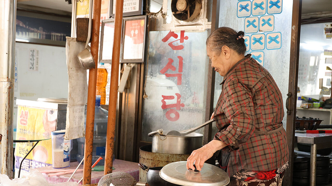 60여년간 운영해온 식당 마지막 영업을 하는 박화자 씨 (사진=연합뉴스)
