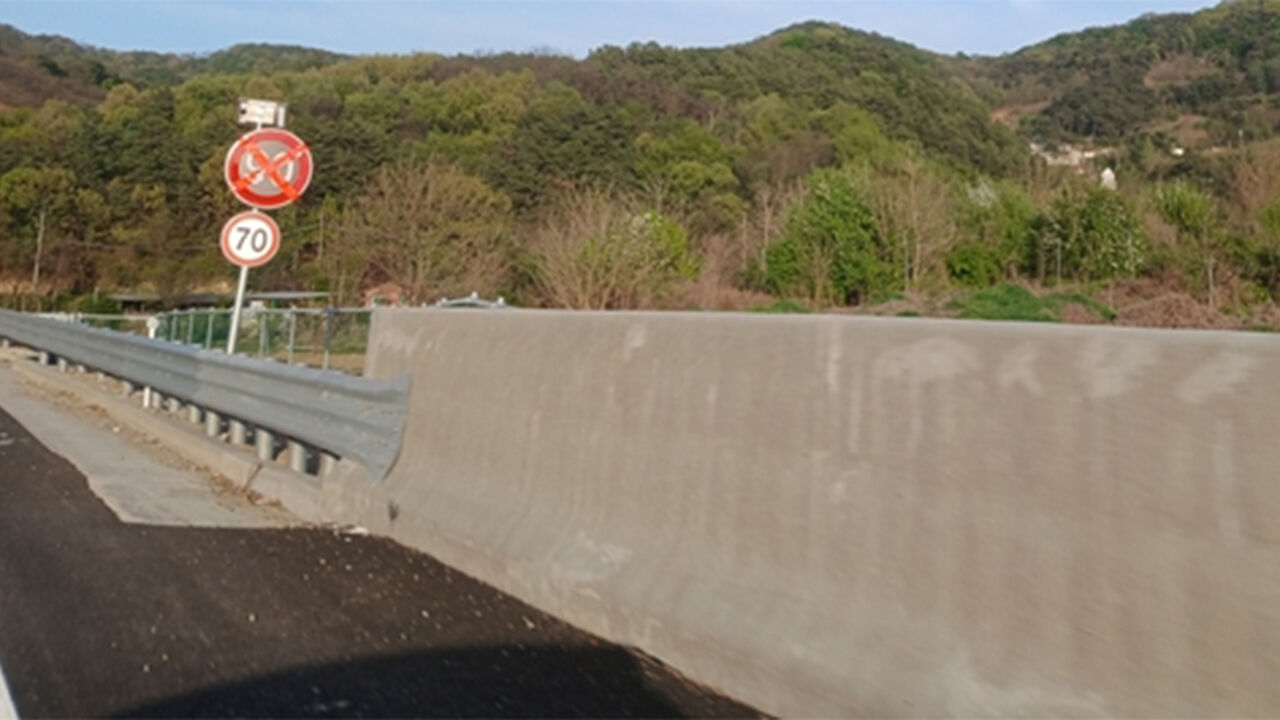 테이프로 X 처리가 된 90㎞ 시속 제한 표지판