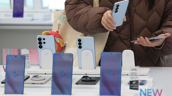 삼성전자의 스마트폰 '갤럭시 S26 시리즈'가 공식 출시된 3월 서울 서초구 삼성 강남 매장에서 한 시민이 제품을 비교하고 있다.