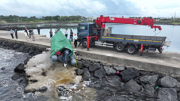 2025년 9월 8일 오전 제주시 한경면 용수리 해안가에서 중국인 6명이 밀입국에 이용한 보트를 조사해 인양하고 있다 (사진=연합뉴스)