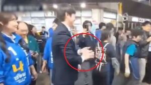 부산 상인과 악수 후 '탈탈'&hellip;손털기 논란 하정우 해명