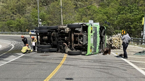 교통사고 현장 /육군 제22보병사단 제공 (사진=연합뉴스)