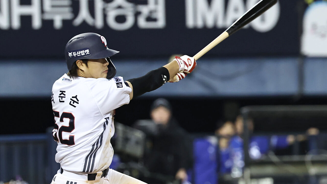 30일 서울 잠실야구장에서 열린 2026 프로야구 KBO리그 삼성 라이온즈와 두산 베어스의 경기. 8회말 2사 만루 두산 박준순이 3타점 적시타를 치고 있다.