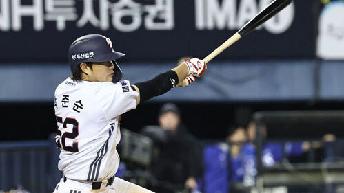 30일 서울 잠실야구장에서 열린 2026 프로야구 KBO리그 삼성 라이온즈와 두산 베어스의 경기. 8회말 2사 만루 두산 박준순이 3타점 적시타를 치고 있다.
