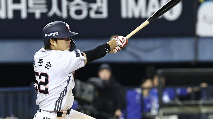 30일 서울 잠실야구장에서 열린 2026 프로야구 KBO리그 삼성 라이온즈와 두산 베어스의 경기. 8회말 2사 만루 두산 박준순이 3타점 적시타를 치고 있다.