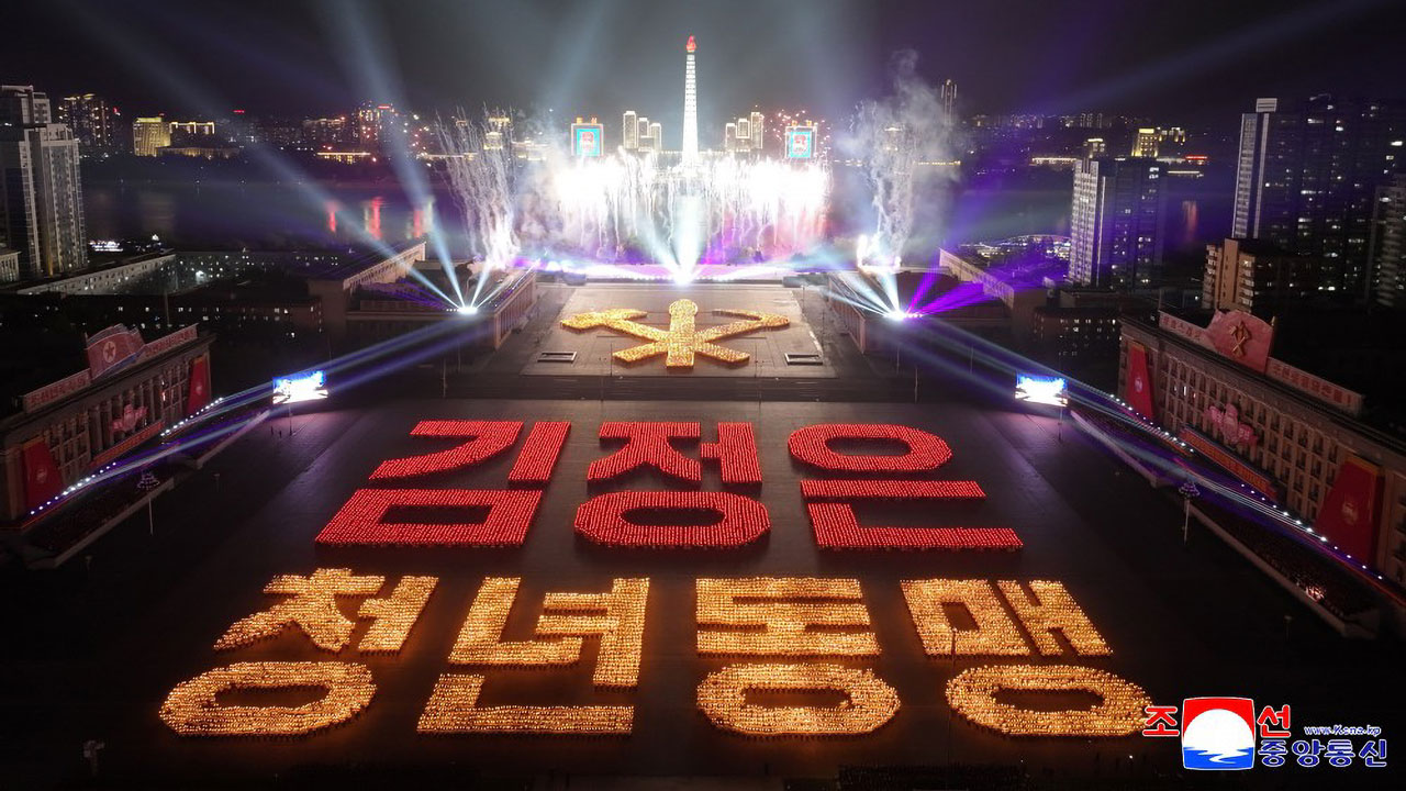 김정은, 북한 청년 만나 "방대한 투쟁과업, 적극적 진출 요구"