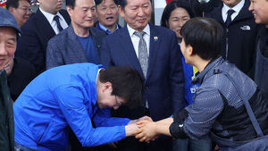 두 손 꼭 잡고 90도 인사&hellip;하정우 "초심 잃지 않겠다"