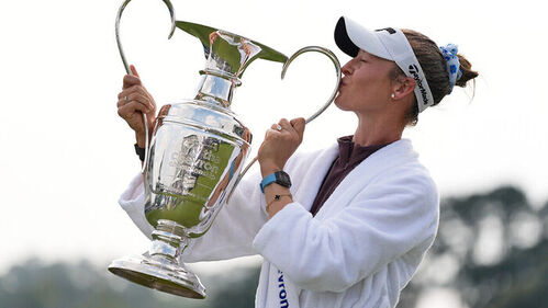 넬리 코르다가 2026시즌 미국여자프로골프(LPGA) 투어 우승 트로피를 들고 세리머니를 하고 있다. (사진=AP, 연합뉴스)