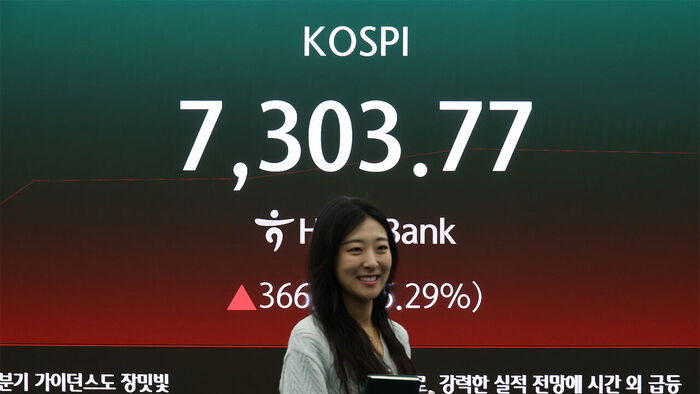 코스피가 7천을 돌파한 6일 서울 하나은행 본점 딜링룸에서 딜러가 미소를 짓고 있다.
