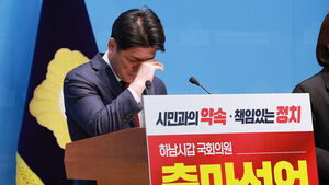 국민의힘 이용 전 의원이 6일 국회 소통관에서 경기 하남갑 국회의원 보궐선거 출마를 선언하며 울먹이고 있다.