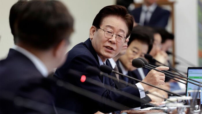 이재명 대통령이 6일 청와대에서 열린 국무회의 겸 비상경제점검회의에서 윤호중 행안부 장관에게 질문하고 있다. (사진=연합뉴스)