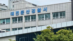 "대낮 옷 벗고 돌아다녀"&hellip;백화점 앞 알몸 남성에 묻자