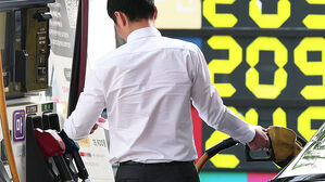 석유 '최고가격' 다시 동결&hellip;"물가 안정이 우선"