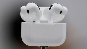 '눈 달린 에어팟' 나오나&hellip;"애플, 최종 테스트 중"