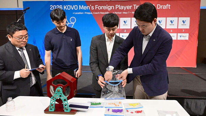 구슬뽑기로 드래프트 순번을 결정하는 KOVO 사무국 직원 (사진=한국배구연맹 제공, 연합뉴스)