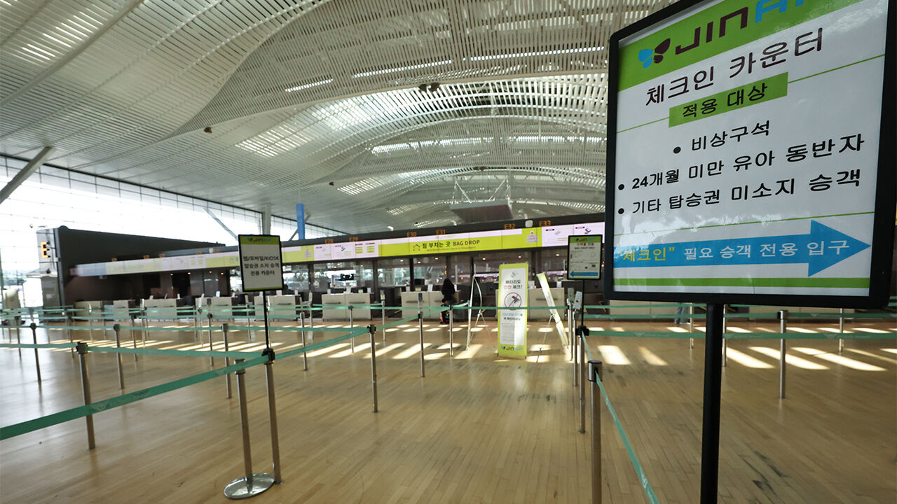 10일 인천국제공항 제2여객터미널 진에어 탑승수속 카운터 모습.