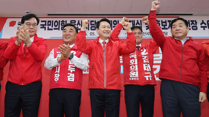 국민의힘 장동혁 대표가 11일 울산시 남구 울산시당에서 열린 '6·3 지방선거 울산선대위 발대식 및 공천장 수여식'에서 두 주먹을 쥐며 선거 승리를 다짐하고 있다. (사진=연합뉴스)