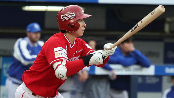 SSG's Park Seong-han Named KBO Monthly MVP for First Time After Record-Breaking 22-Game Hitting Streak