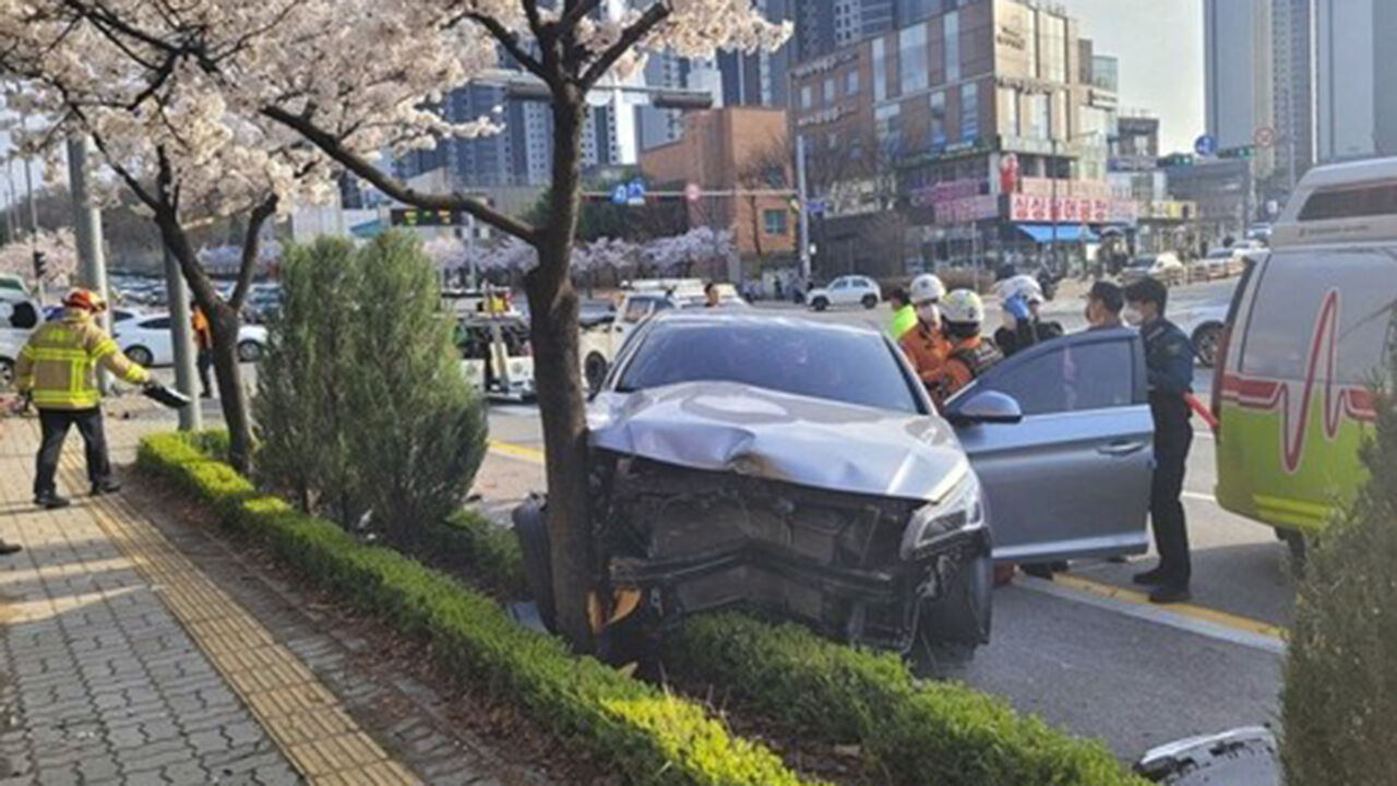 원주 법조사거리 사설구급차 사고 현장 (사진=강원특별자치도소방본부 제공, 연합뉴스)