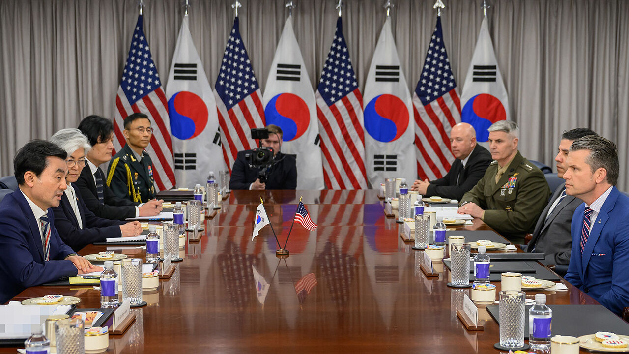 안규백 국방부 장관(왼쪽 두번째)과 피트 헤그세스 미 국방부(전쟁부) 장관이 현지 시간 11일 미국 펜타곤에서 회담하고 있다.