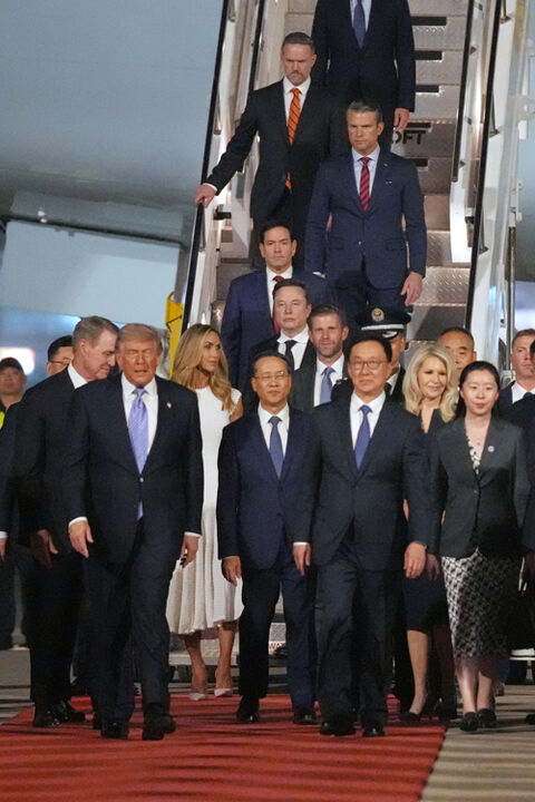 중국 베이징 도착한 트럼프 대통령 일행들 (사진=AP, 연합뉴스)