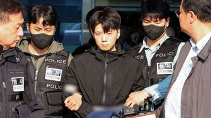 여고생 살해범, 고개 꼿꼿이 들고 10초간 기자 응시하더니 