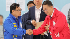 정근식&middot;윤호상, 서울교육감 후보 등록&hellip;"품격 있는 선거 돼야"