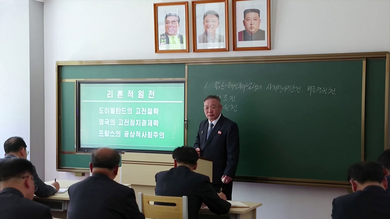 김일성과 김정일, 김정은 초상화가 나란히 있는 모습