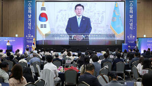 이 대통령, 안동에서 초등학교 은사 만나 "정말 고맙습니다"