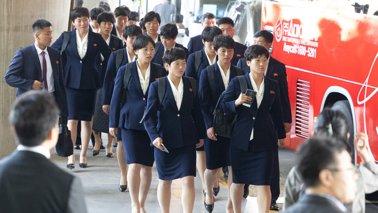 북한 내고향여자축구단이 17일 인천국제공항 제1여객터미널을 통해 입국한 뒤 버스 탑승을 위해 이동하고 있다. (사진=연합뉴스)