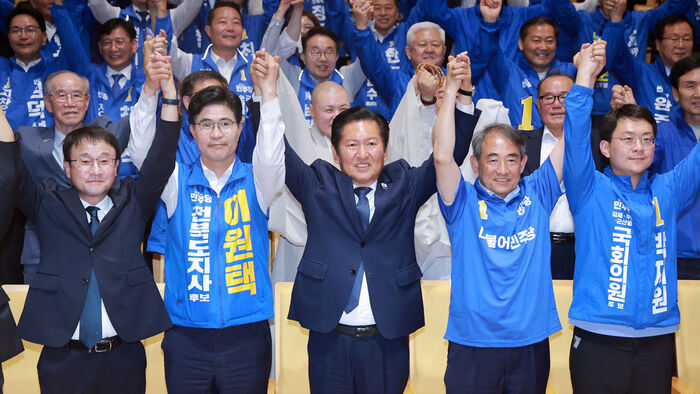 더불어민주당 총괄상임선대위원장인 정청래 대표가 17일 전북 전주대학교에서 열린 전북특별자치도당 선거대책위원회 발대식에 참석해 기념 촬영하고 있다. (사진=연합뉴스)