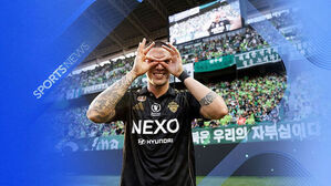 SPORTS NEWS, NEXO, 현대 로고. 축구 선수가 손으로 안경 모양을 만들어 눈에 대고 웃고 있는 모습.
