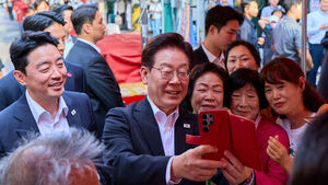 안동 찾은 이 대통령&hellip;구시장 '찜닭골목' 찾아 저녁식사도