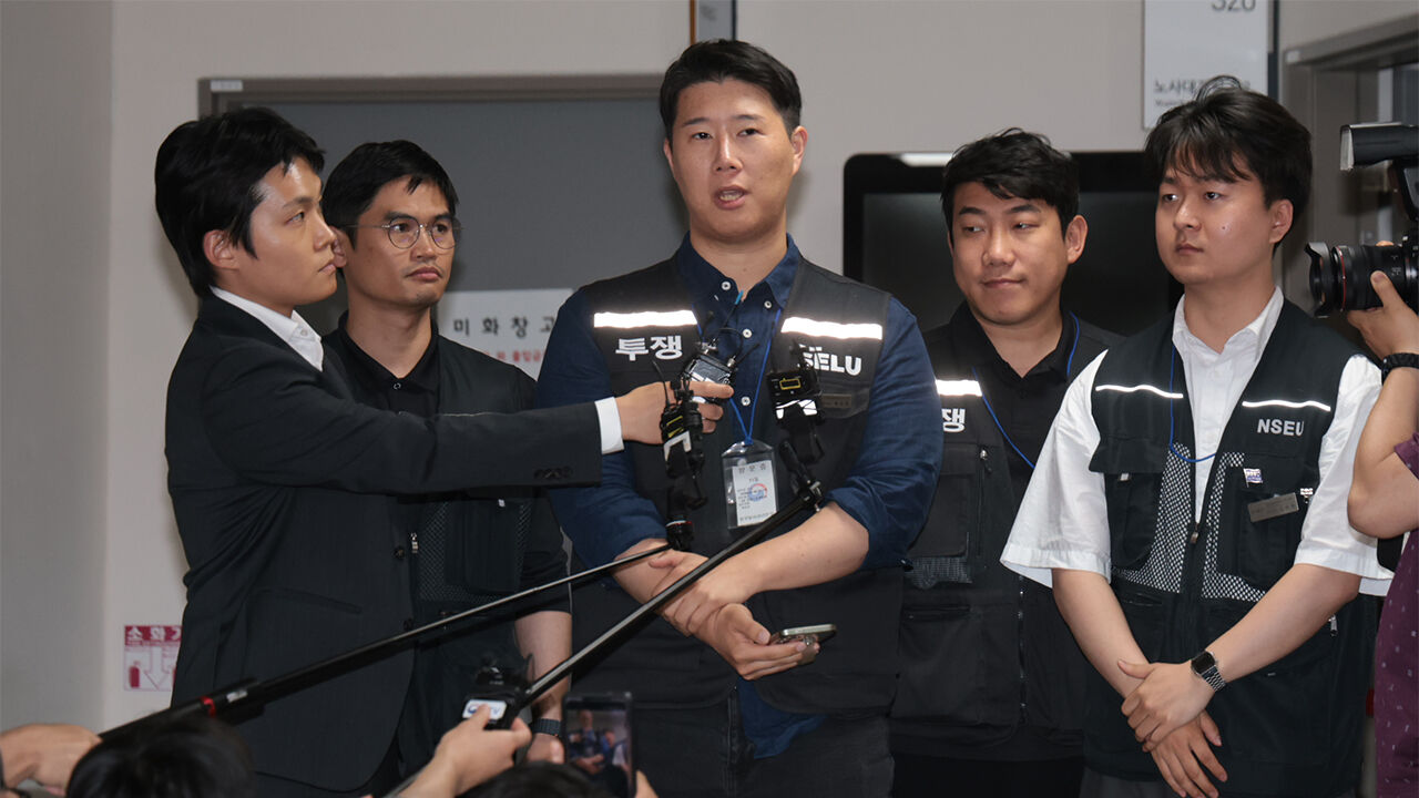 삼성그룹 초기업노동조합 삼성전자지부 최승호 위원장이 20일 새벽 정부세종청사 중앙노동위원회에서 사후조정 회의를 마친 뒤 나와 취재진에게 입장을 밝히고 있다.