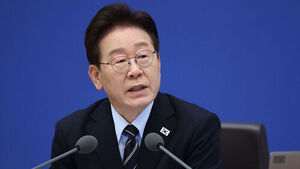 이 대통령, 취임 1주년 앞두고 "고비 잘 헤쳐나가&hellip;초심 되새기자"