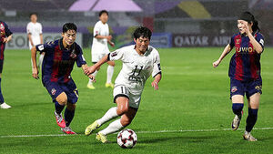 남북 여자축구 맞대결&hellip;빗속에서도 "양 팀 모두 응원"