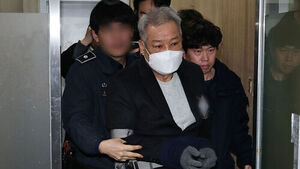 건진법사 징역 6년→5년 감형&hellip;샤넬백 제출 반영