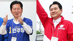 파란색 옷을 입은 더불어민주당 후보와 빨간색 옷을 입은 국민의힘 후보가 선거 운동 중인 모습.