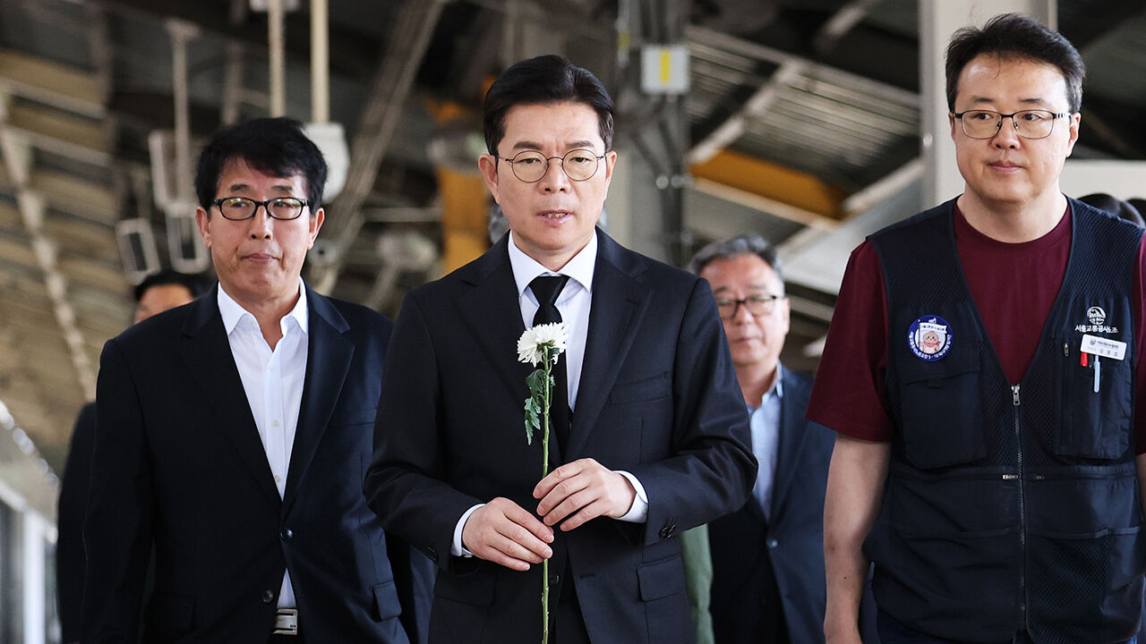 더불어민주당 정원오 서울시장 후보가 22일 서울 구의역 9-4 승강장에서 스크린도어를 고치다 숨진 김 군을 추모하며 헌화하고 있다.
