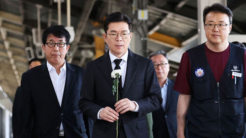 더불어민주당 정원오 서울시장 후보가 22일 서울 구의역 9-4 승강장에서 스크린도어를 고치다 숨진 김 군을 추모하며 헌화하고 있다.